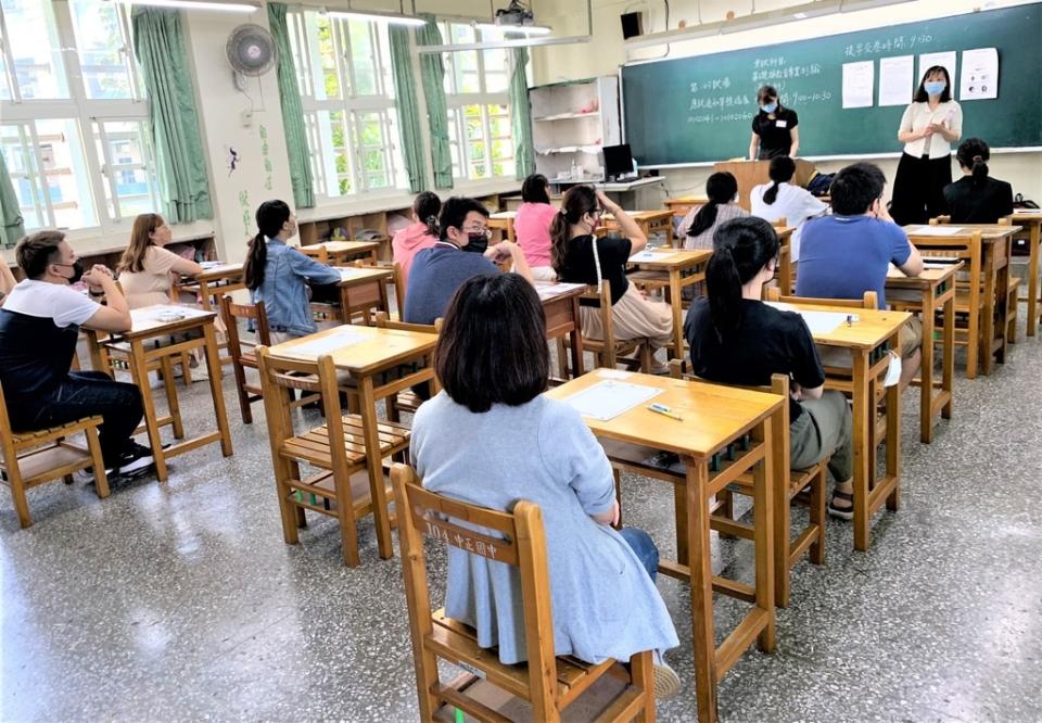 《圖說》監考人員講解試場規則資料照。〈教育局提供〉