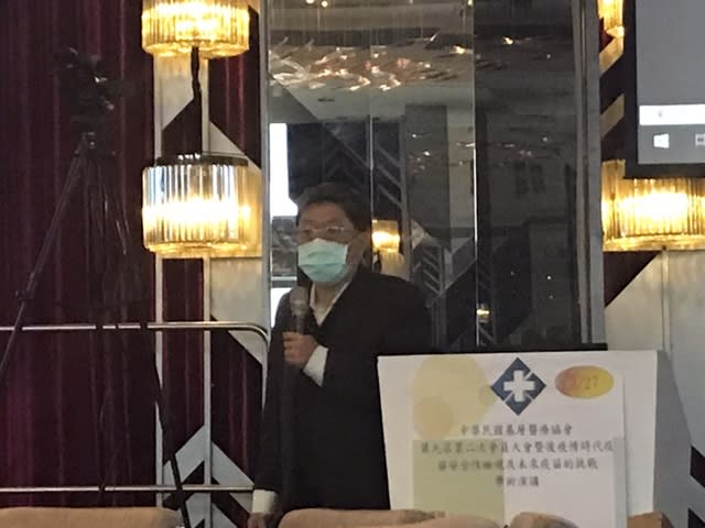 臺大醫院小兒科副教授李秉穎27日表示，儘管對新形態疫苗產生副作用的研究還不夠，但整體而言，疫苗還是「利大於弊」。（Photo by 簡嘉佑／台灣醒報）