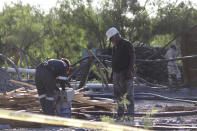 Voluntarios ayudan en el rescate de 10 mineros atrapados en una mina de carbón colapsada e inundada en Sabinas, estado de Coahuila, México, el jueves 4 de agosto de 2022. (AP Foto/Alfredo Lara)