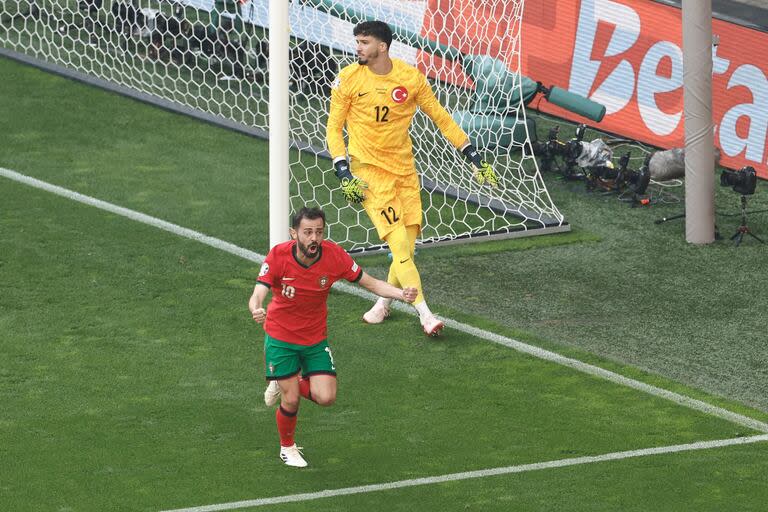 Bernardo Silva abrió el marcador para Portugal ante la desilusión del arquero turco Altay Bayindir en el partido por la segundo fecha de la Eurocopa 2024. 