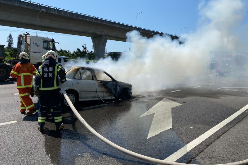 ▲國道1號南向中壢段今天上午發生火燒車意外，所幸72歲的男性駕駛及時逃出車外。（圖／記者李春台翻攝）