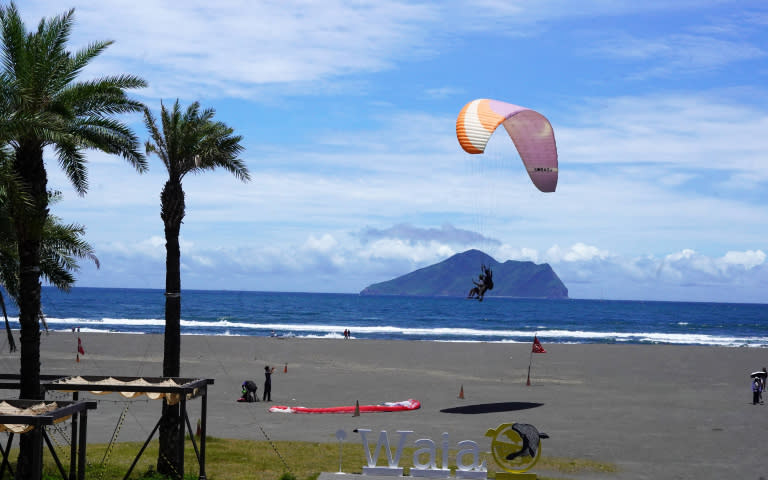 在外澳常能見到遊客乘著飛行傘翱翔在天際，背景便是絕美大海與龜山島。（圖／魏妤靜攝）