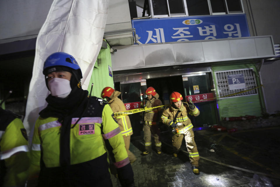 <p>Fire fighters leave after inspecting a hospital after a fire in Miryang, South Korea, Friday, Jan. 26, 2018. (Photo: Ahn Young-joon/AP) </p>