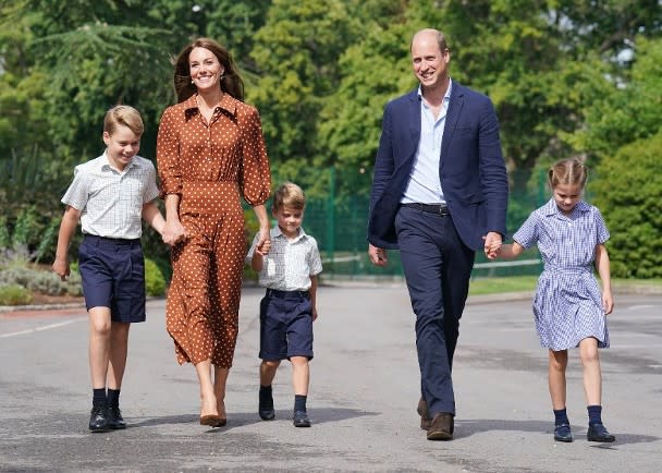 威廉王子（右二）與凱瑟琳（左二）帶同喬治王子（左一）、路易王子（中）、夏洛特公主（右一）上學。（Getty Images圖片）