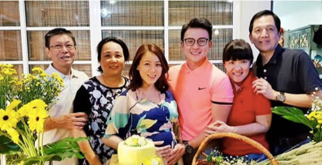 Actor Daren Tan (fourth from left) with his pregnant wife Nadia Lum (third from left) and family at their baby’s gender reveal party. (PHOTO: Daren Tan/Instagram)