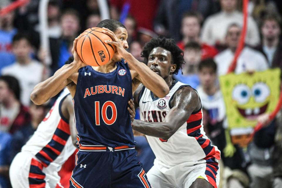 Auburn star freshman forward Jabari Smith (10) has emerged as a leading contender to be the overall No. 1 choice in the 2022 NBA Draft.