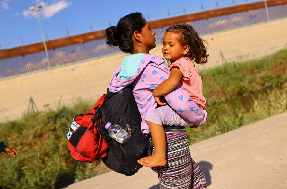 Una madre y su hija cerca de la frontera de EE.UU.