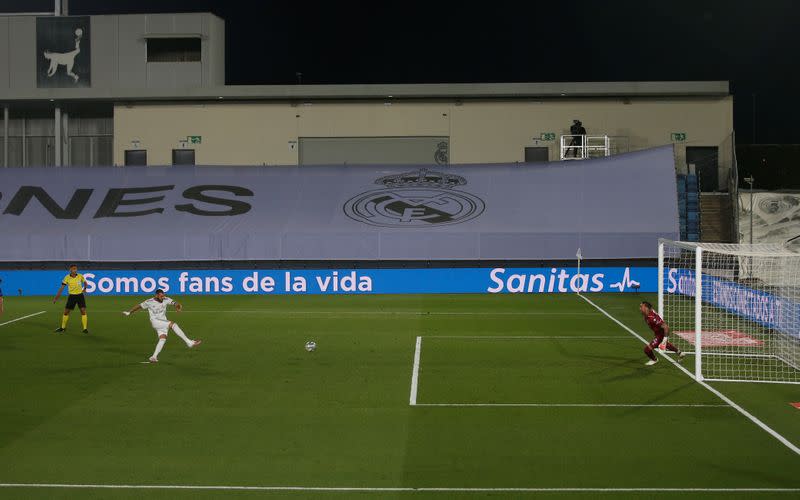 Foto del viernes del delantero del Real Madrid Karim Benzema marcando de penal ante Alavés