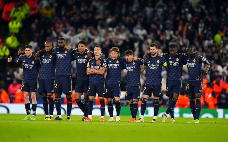 Real Madrid players look on during the penalty shootout following the UEFA Champions League quarter-final second leg soccer match between Manchester City and Real Madrid at the Etihad Stadium, Manchester. Mike Egerton/PA Wire/dpa