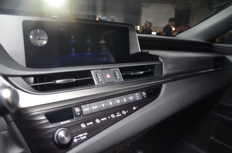 全數位儀表板、中控台螢幕及各種操作按鍵集中於駕駛可一目了然的視野範圍