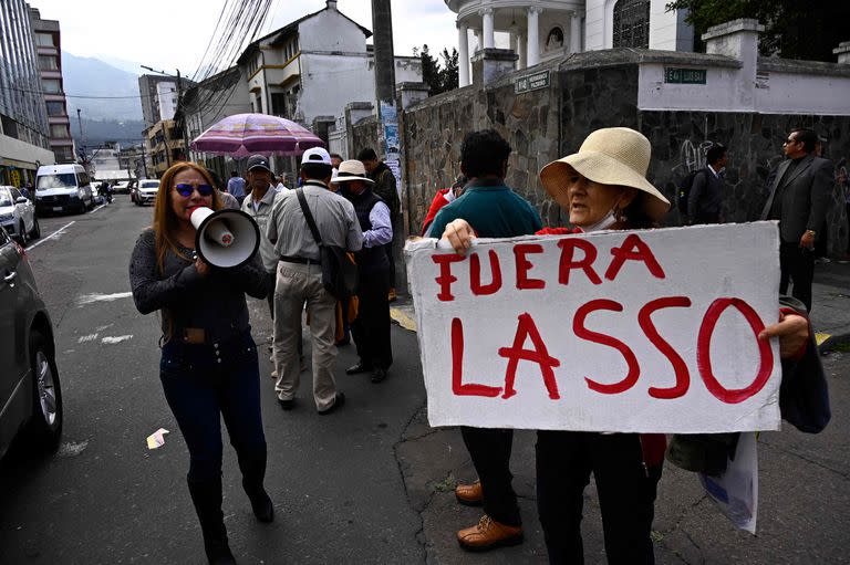 Opositores del presidente Guillermo Lasso manifiestan en las afueras del Congreso en Quito  