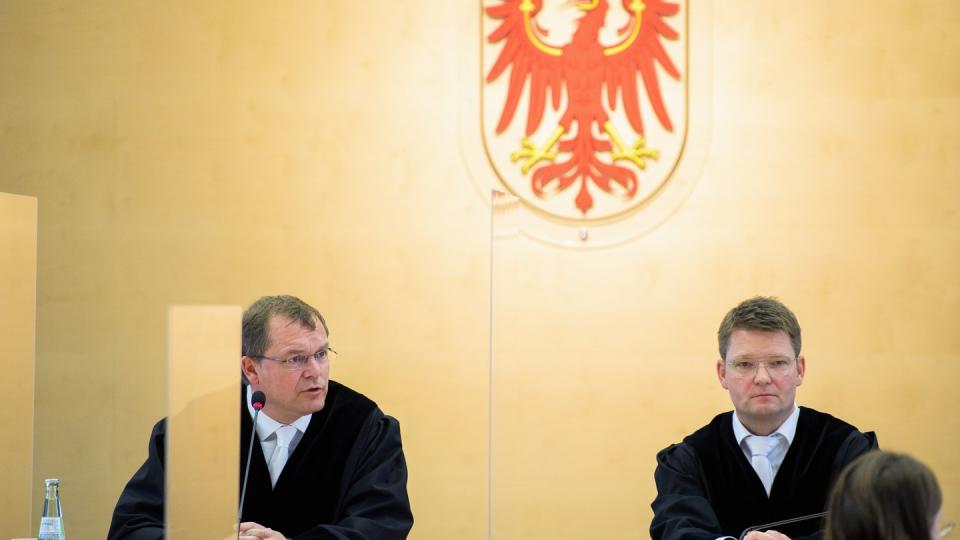 Markus Möller (l.), Präsident des Brandenburger Verfassungsgerichtes, und der Vizepräsident Michael Strauß.