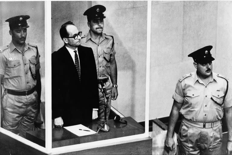 Adolf Eichmann, en 1962, durante su juicio en Israel tras ser capturado por el Mossad en la Argentina