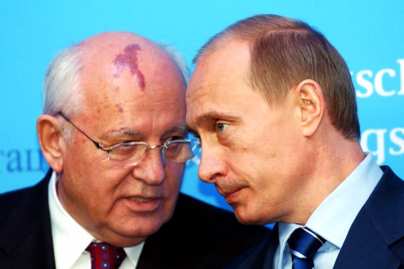 2004年12月21日，俄羅斯總統普京與蘇聯前總統戈巴契夫。（美聯社）
