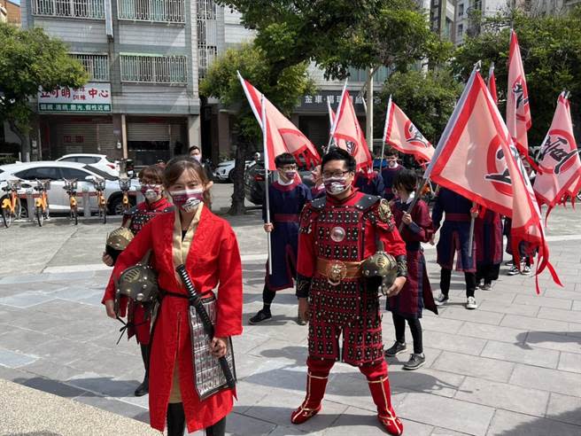 參選第4選區、年僅27歲的蔡怡萱，1日變裝成女將軍登記參選，強調要用不同思維扭轉台中市。(林欣儀攝)