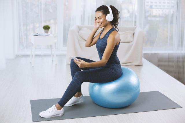 Pelota de yoga, perfecta para mejorar tu postura y tonificar en casa