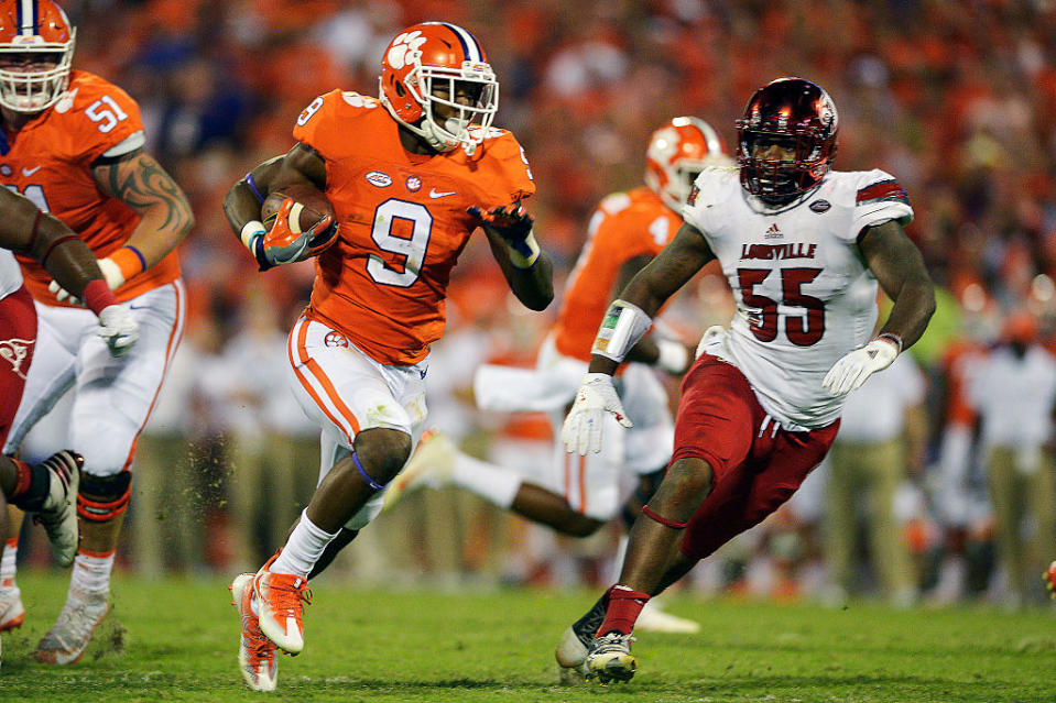 CLEMSON, SC - OCTOBER 01: Wayne Gallman #9 of the Clemson Tigers breaks free past Keith Kelsey #55 of the Louisville Cardinals for a touchdown during the second quarter at Memorial Stadium on October 1, 2016 in Clemson, South Carolina. (Photo by Grant Halverson/Getty Images)