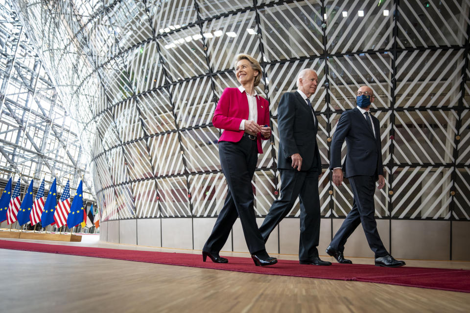 El presidente Joe Biden camina con el presidente del Consejo Europeo Charles Michel, a la derecha, y la presidenta de la Comisión Europea Ursula von der Leyen, durante la Cumbre de la Unión Europea en el Consejo Europeo en Bruselas, el martes 15 de junio de 2021. (Doug Mills/The New York Times).