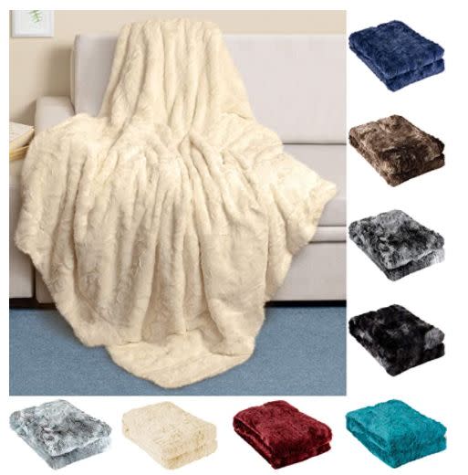 Get this <a href="https://amzn.to/3lJ4EAI" target="_blank" rel="noopener noreferrer">luxury faux fur throw blanket on sale for $21﻿</a> (normally $28) on Amazon.