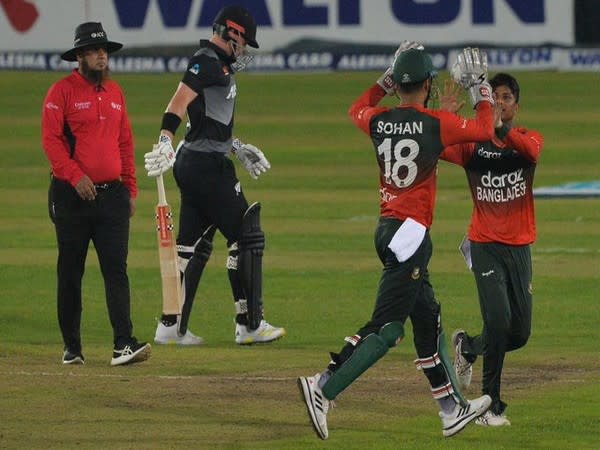 Bangladesh players celebrate the fall of a NZ wicket. (Photo/ ICC Twitter)