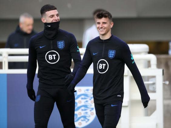 Rice and Mount joke during England training together (Action)