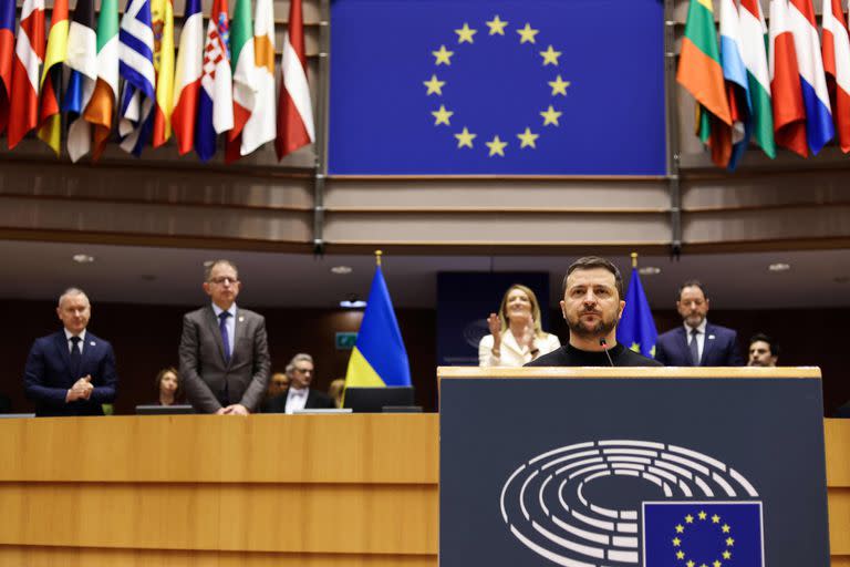 El presidente de Ucrania, Volodymyr Zelensky, pronuncia un discurso al comienzo de una cumbre en el parlamento de la UE en Bruselas, el 9 de febrero de 2023.
