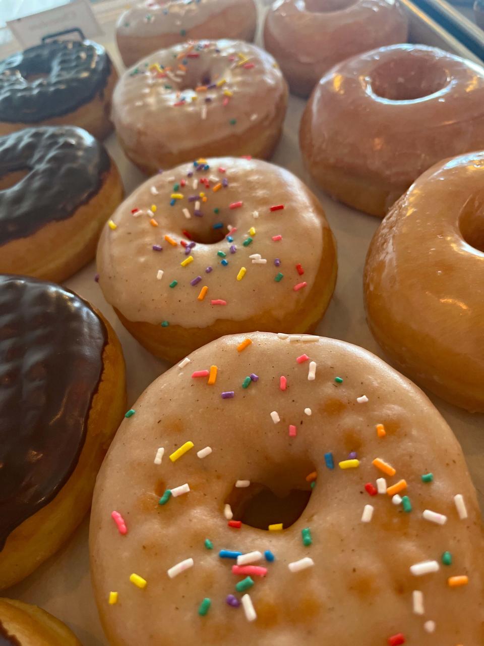 A tray of yeast doughnuts is fresh and ready for customers.