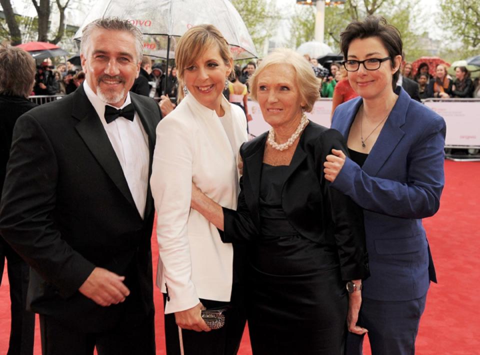 Paul Hollywood, Mel Giedroyk, Mary Berry ve Sue Perkins (Dave Bennett)