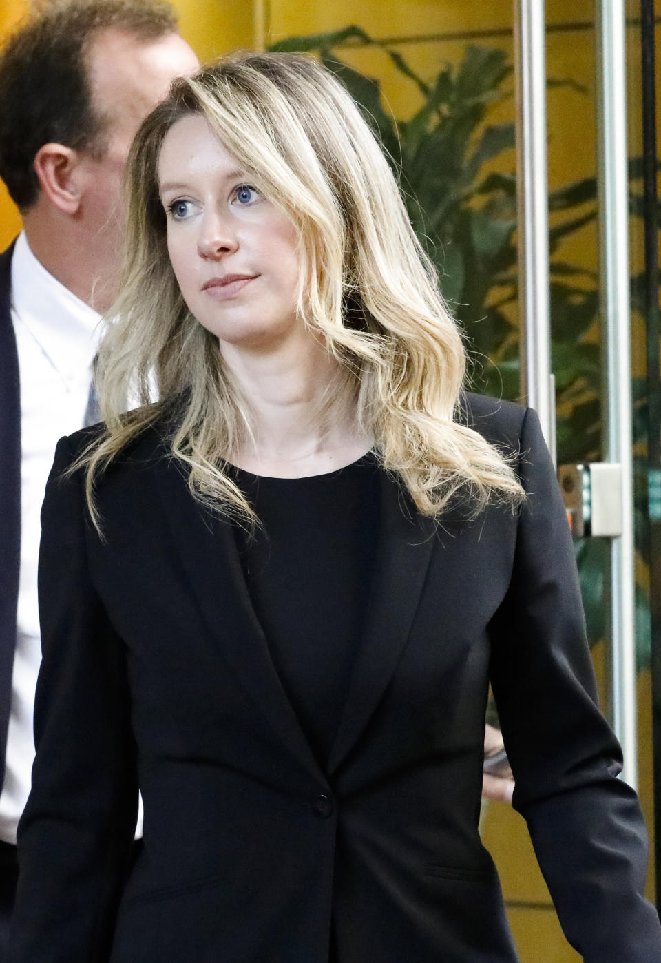 Elizabeth Holmes leaves court on July 17, 2019 without her signature heavy makeup. (Photo: Kimberly White via Getty Images)