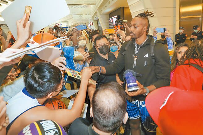 前NBA球星「魔獸」霍華德近日於美式賣場、夜市逛街，面對球迷合影、索取簽名等互動來者不拒，卻因未戴口罩引發討論。（本報資料照片）