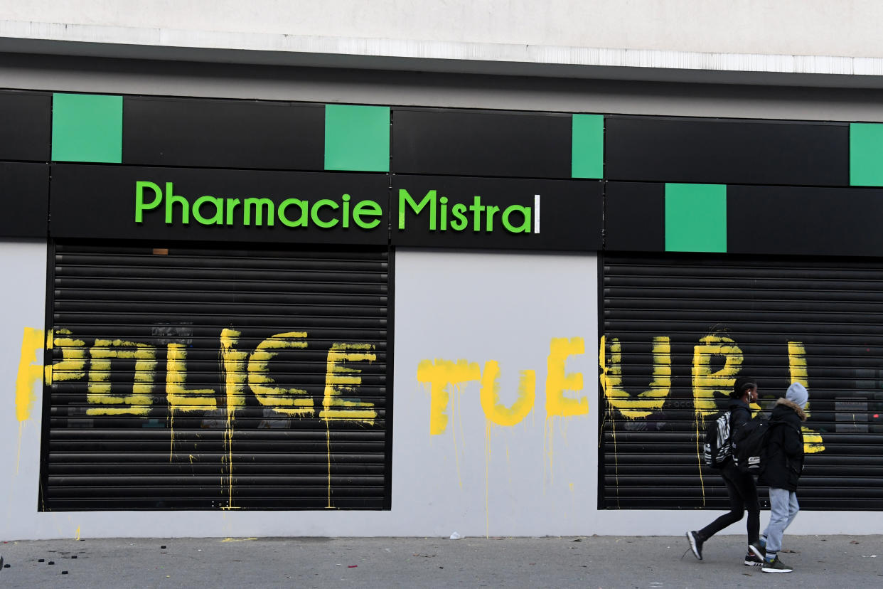 Des tags à Grenoble après la mort de deux jeunes poursuivis par la police – AFP