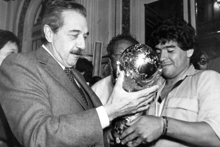 Diego Maradona le muestra a Raúl Alfonsín la copa obtenida en el Mundial 1986