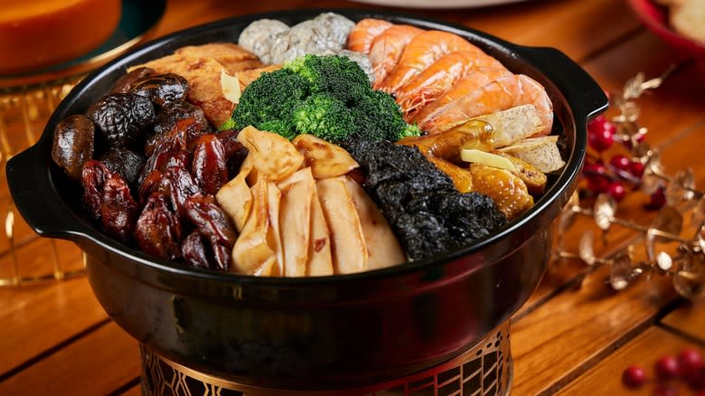 Fat choy with other foods in a hot pot