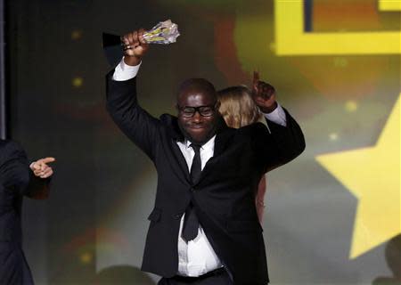 Director Steve McQueen holds up the award for best picture for the film "12 Years a Slave" at the 19th annual Critics' Choice Movie Awards in Santa Monica, California January 16, 2014. REUTERS/Mario Anzuoni