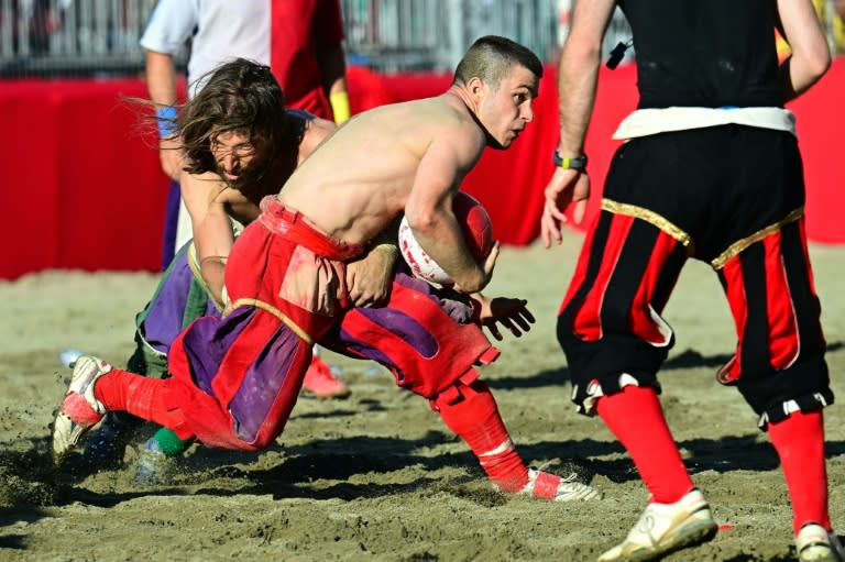 Une rencontre de Calcio storico fiorentino, sport de la Renaissance qui aurait inspiré le rugby, le 11 juin 2021 à Florence (Vincenzo PINTO)