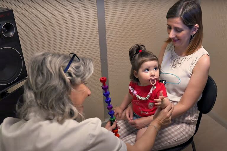 Abril, junto a su madre 