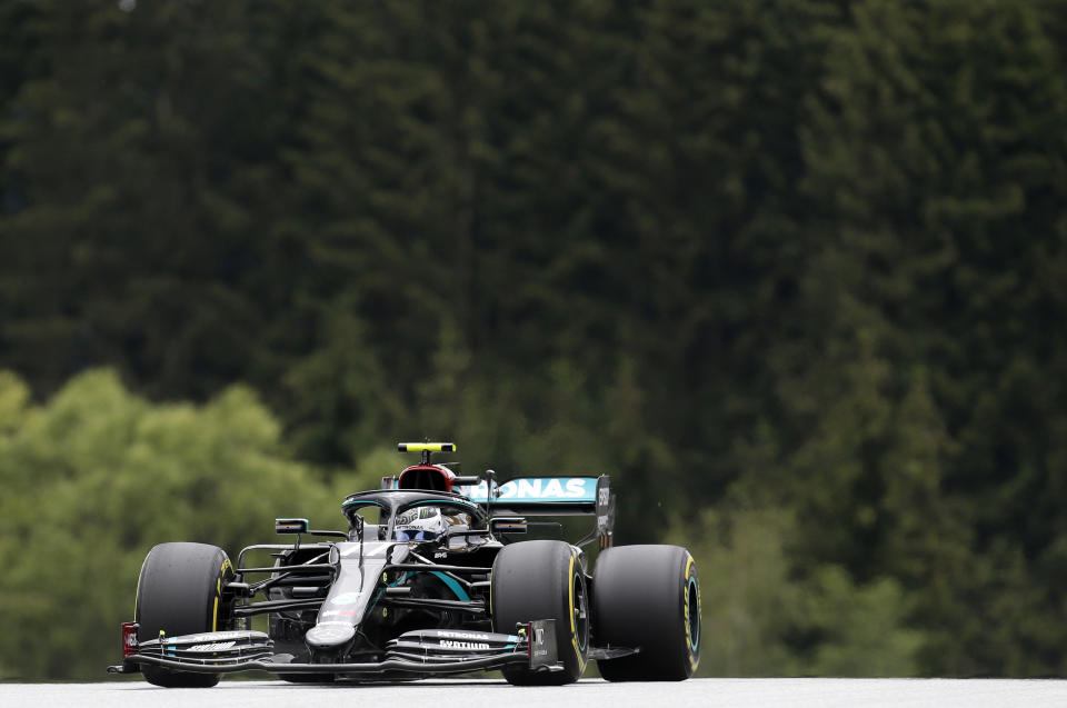 El piloto finlandés Valtteri Bottas, de la escudería Mercedes, corre en la primera sesión de práctica para el Gran Premio de Austria de la Fórmula Uno, en el circuito Red Bull de Spielberg, Austria, el viernes 3 de julio de 2020. (AP Foto/Darko Bandic)
