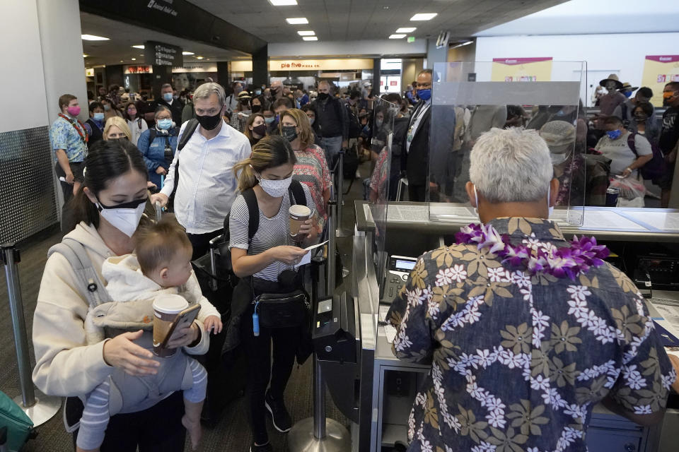 United Airlines passengers walk through the gate to board an Oct. 15 flight to Hawaii at San Francisco International Airport. (Photo: Jeff Chiu/ASSOCIATED PRESS)