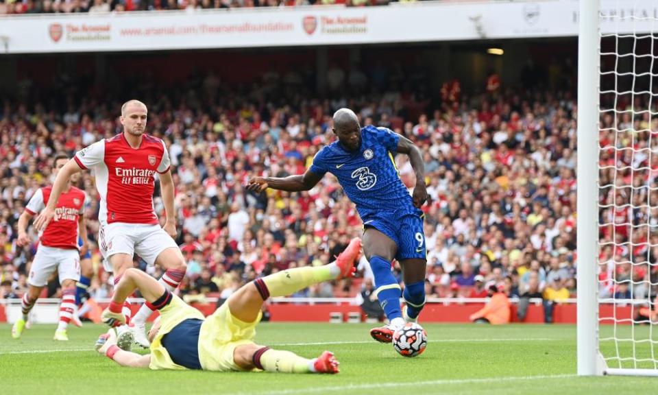 Romelu Lukaku scores against Arsenal after bullying the Arsenal defence.