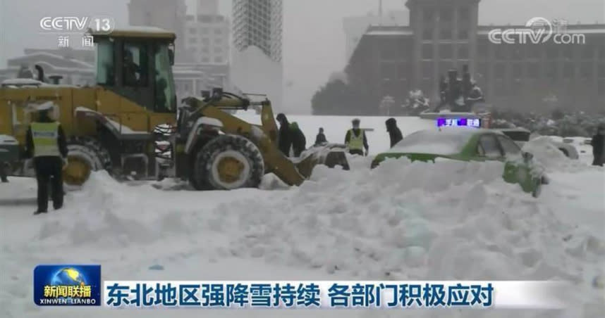 大陸東北多地持續降雪、降溫，民眾：希望雪快點停！（圖／央視新聞截圖）