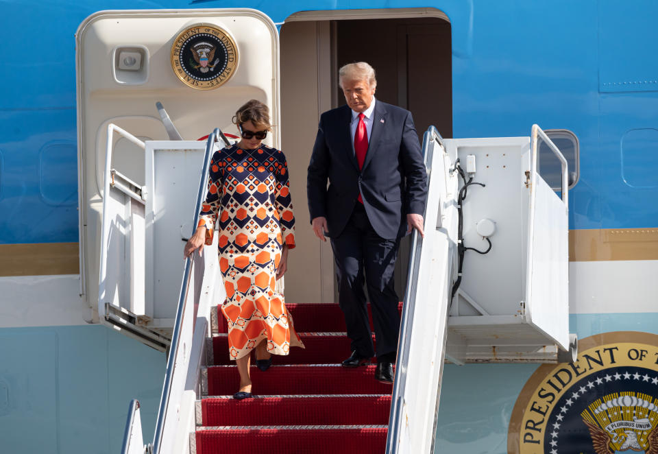 Aunque es habitual ver a Melania con taconazos, la vimos con zapato plano al bajar del Air Force One. Y eso que el vestido largo de Gucci favorece más con un poco de tacón. (Foto: Noam Galai / Getty Images)