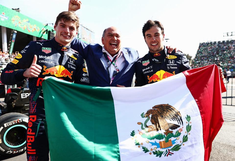 Perez於F1生涯首度連續三場登上頒獎台、同時首度在祖國墨西哥登上頒獎台，與隊友和父親一起拉起國旗慶祝。