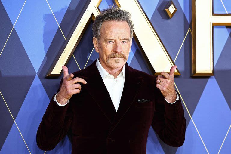 En cambio, Bryan Cranston eligió un look más formal para el estreno mundial de la película de espías: un saco borravino con detalles de brillos, una camisa blanca y mucha buena onda para el momento de posar para la prensa