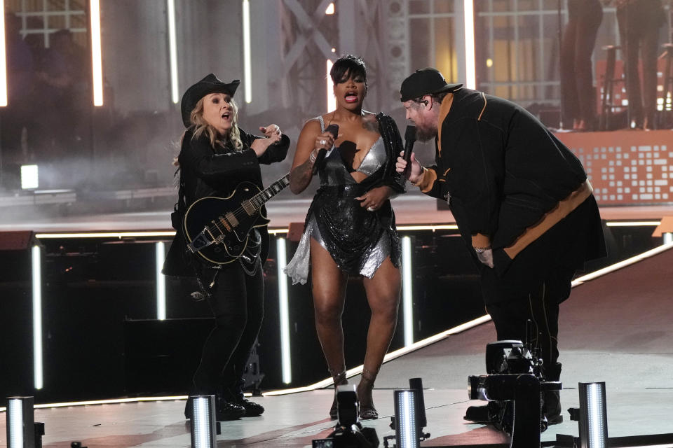 Melissa Etheridge, de izquierda a derecha, Fantasia y Jelly Roll durante su presentación en el concierto "Live From Detroit: The Concert at Michigan Central" el jueves 6 de junio de 2024 en Detroit. (Foto AP/Carlos Osorio)