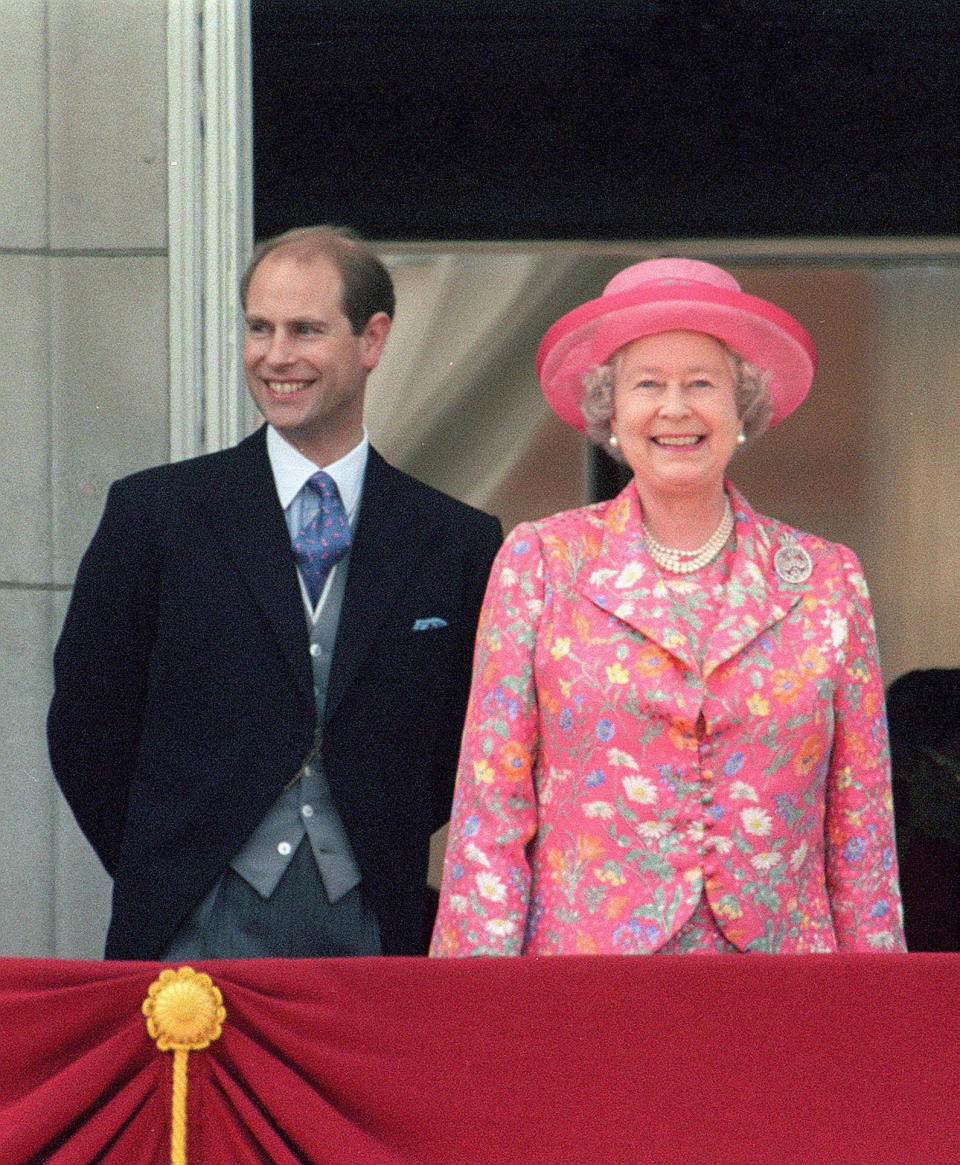 One of Her Majesty’s greatest looks to date? Her floral co-ord at the year 2000 celebrations. (Getty Images)