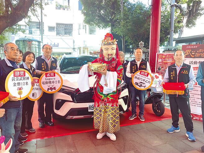 台中豐原慈濟宮今年首度舉辦豐原媽百萬大獎擲筊活動，13日宣布大年初二起正式展開擲筊。（陳淑娥攝）