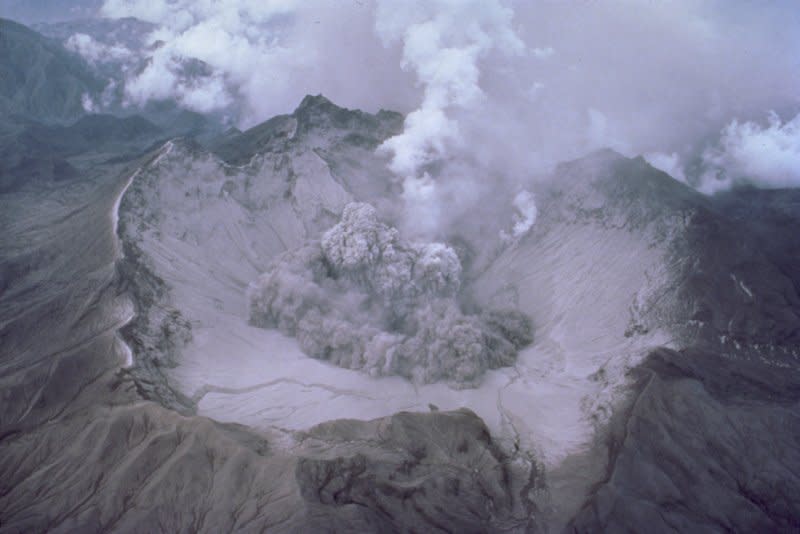 皮納土波火山爆發後塌陷的火山口，攝於1991年8月1日。（維基百科公有領域）