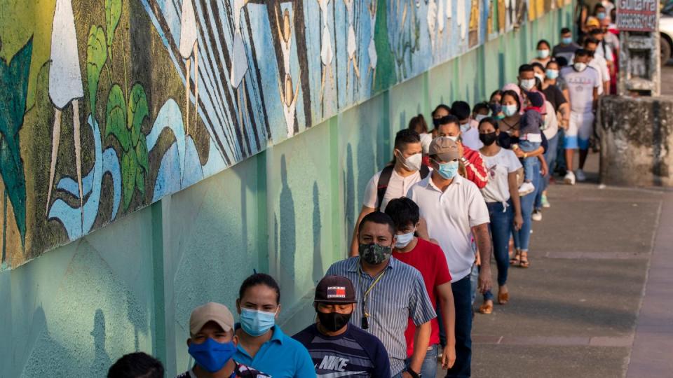 Schlange vor einem Wahllokal in Guayaquil.