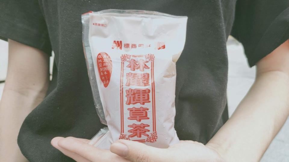 位於三山國王廟旁的青草茶，採用充滿古早味的塑膠袋包裝，相當懷舊。