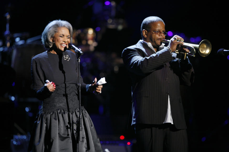 ARCHIVO - Nancy Wilson, izquierda, y Terence Blanchard, derecha, durante su presentación en un homenaje a Herbie Hancock en Los Angeles. Wilson, una intérprete jazz y pop galardonada con el Grammy murió en Pioneertown, California a los 81 años, informó su mánager Devra Hall Levy a The Associated Press el jueves 13 de diciembre de 2018. (Foto AP/Rene Macura, archivo)